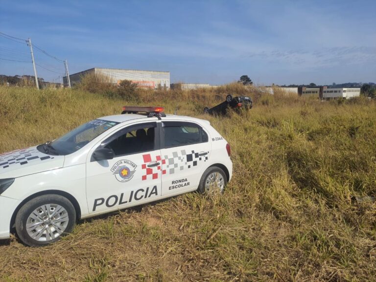 durante-fuga,-suspeito-capota-veiculo-e-acaba-preso-pela-pm