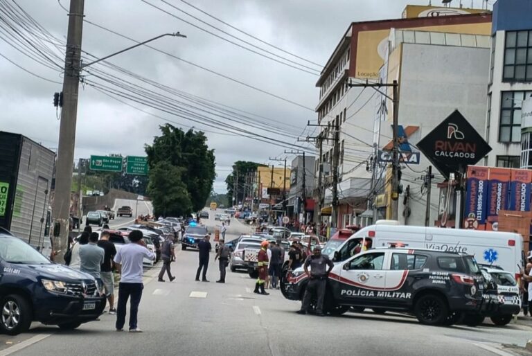 roubo-a-banco:-policiais-libertam-refens-e-prendem-criminosos-em-vargem-grande-paulista